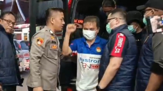 Diangkut Mobil Tahanan ke RS Polri, Roy Suryo Bercelana Pendek, Dokter Tifa Berompi Oranye