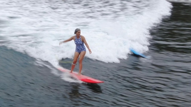 Hari Laut Sedunia: Ketika Surfing Menjadi Cara Perempuan Merawat Kesehatan Mental