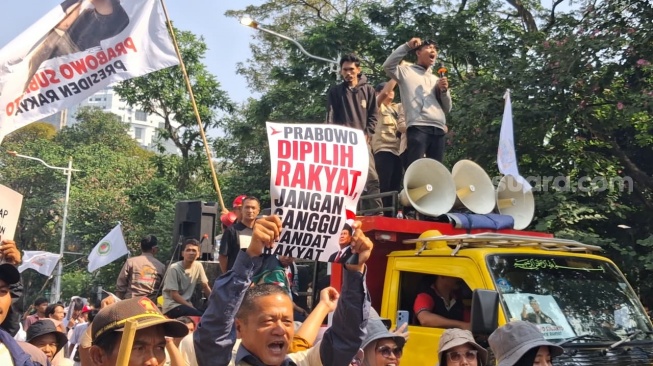 Tani Merdeka Indonesia (TMI) dan Asosiasi Pedagang Pasar Seluruh Indonesia (APPSI) menggelar unjuk rasa di Jalan Medan Merdeka Selatan, Jakarta, Jumat (19/6/2026).