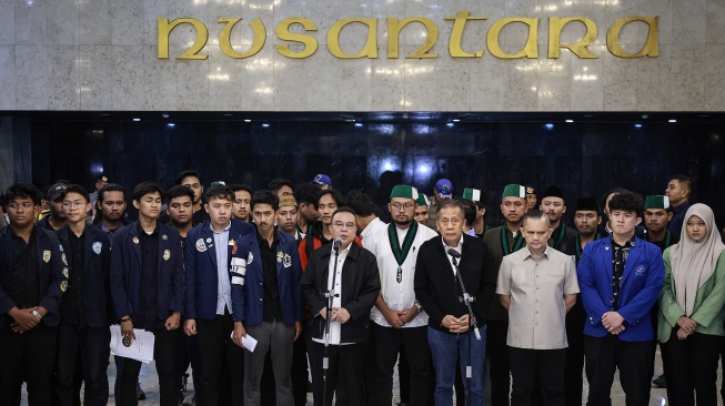 Wakil Ketua DPR Sufmi Dasco Ahmad (tengah) dan Saan Mustopa (keempat kanan) menyampaikan keterangan pers usai menerima perwakilan mahasiswa di Kompleks Parlemen, Senayan, Jakarta, Jumat (19/6/2026). [ANTARA FOTO/Dhemas Reviyanto/kye]