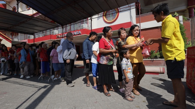 Warga antre untuk mendapatkan bakcang (kue ketan isi daging) saat perayaan Peh Cun di Klenteng Tjoe Hwie Kiong, Kota Kediri, Jawa Timur, Jumat (19/6/2026). [ANTARA FOTO/Prasetia Fauzani/hma] 