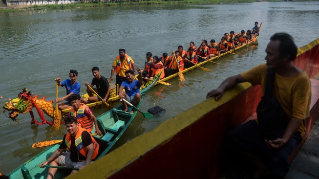 Warga keturunan Tionghoa mendayung perahu naga saat perayaan Peh Cun di Kota Tangerang, Banten, Jumat (19/6/2026). [ANTARA FOTO/Putra M. Akbar/hma]