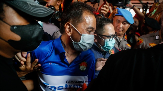 Petugas kepolisian menggiring Roy Suryo ke mobil ambulans untuk menjalani pemeriksaan usai ditahan di Polda Metro Jaya, Jakarta, Jumat (19/6/2026). [ANTARA FOTO/Bintang Pamungkas/hma/kye]