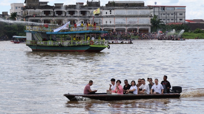 Kapal wisata dan perahu motor membawa penumpang menyusuri Sungai Kapuas saat Festival Peh Cun di Pontianak, Kalimantan Barat, Jumat (19/6/2026). [ANTARA FOTO/Jessica Wuysang/hma]