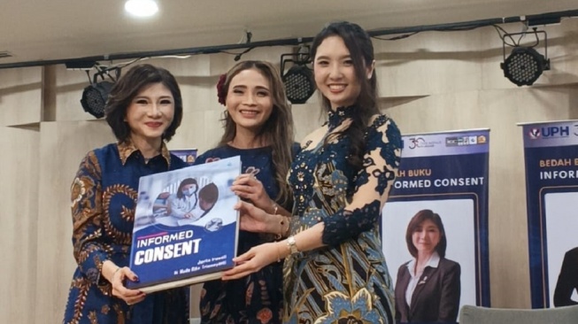 Jovita Irawati dan NM Rika Trismayanti meluncurkan buku Informed Consent di Auditorium Universitas Pelita Harapan (UPH), Karawaci, Tangerang Selatan, Banten, Jumat (19/6/2026). [dokumentasi pribadi]