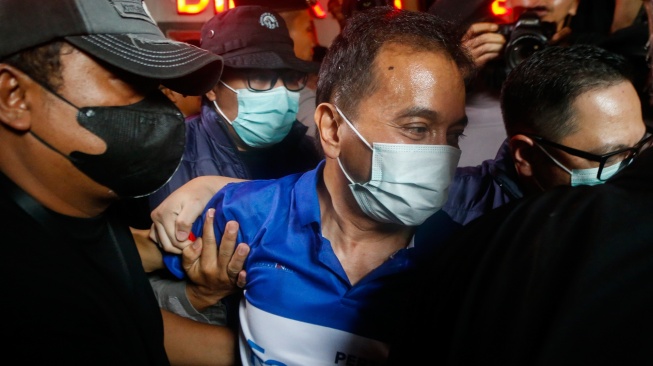 Petugas kepolisian menggiring Roy Suryo ke mobil ambulans untuk menjalani pemeriksaan usai ditahan di Polda Metro Jaya, Jakarta, Jumat (19/6/2026). [ANTARA FOTO/Bintang Pamungkas/hma/kye]
