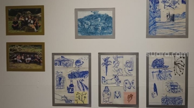 Sekumpulan arsip dan gambar dalam salah satu instalasi seni eksperimental di ARTJOG 2026 (Suara.com/Yulia Rosdiana Putri)