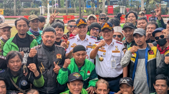 Kepala Dinas Perhubungan (Kadishub) DKI Jakarta Budi Awaluddin bersama komunitas ojek online alias ojol. [Suara.com/Adiyoga]