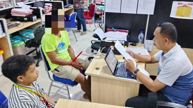 Tersangka SR saat diperiksa polisi. [Suara.com/istimewa]