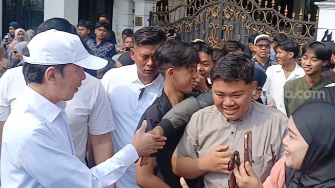 Jokowi Ulang Tahun ke-65, Warga Geruduk Kediaman Pribadi di Sumber Solo