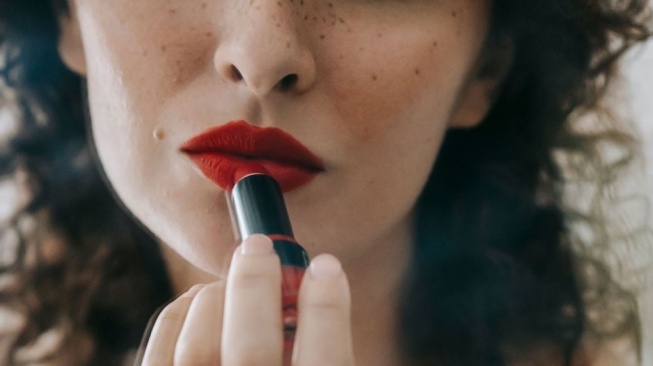 5 Lipstik Matte yang Dipuji Gak Bikin Bibir Kering Menurut Review Pengguna