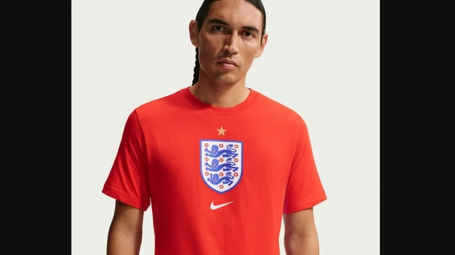Nike Kaos Pria England Soccer - Challenge Red. (Nike)