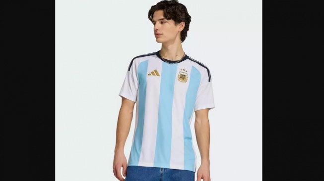 Jersey Piala Dunia murah, Adidas Football Argentina 26 Home Fan Jersey. (Shopee, Adidas Official Shop)