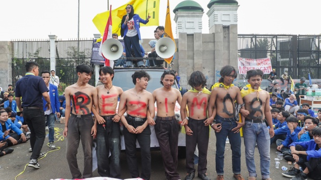 Sejumlah Mahasiswa melakukan aksi di depan gedung DPR RI, Jakarta, Senin (22/6/2026). [Suara.com/Alfian Winanto]
