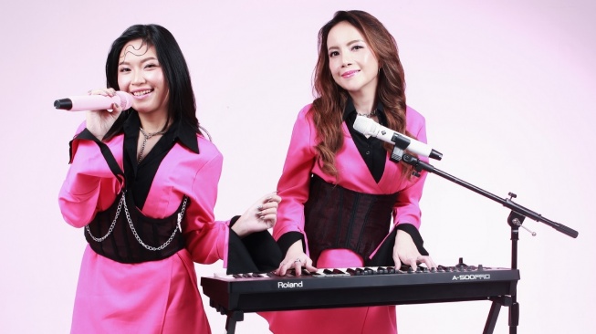 Duo Antonia yang beranggotakan Dona Antonia dan Eriska Millen merilis mini album berjudul Suara Hati yang juga menggandeng musisi Bebi Romeo. [Instagram]