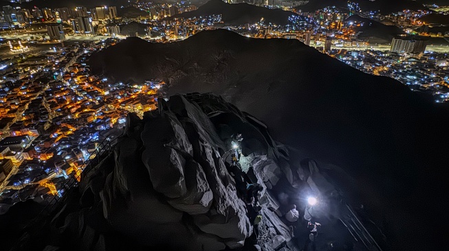 Umat Islam berziarah di Gua Hira, Jabal Nur, Makkah, Arab Saudi, Kamis (18/6/2026). [ANTARA FOTO/Citro Atmoko/sgd/foc]
