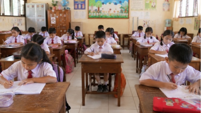 Dilema Orang Tua Cari Sekolah Anak: Negeri Rumit, Swasta Tak Ada Duit