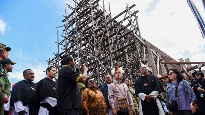 Wakil Presiden Gibran Rakabuming Raka (tengah) memantau progres pembangunan Gereja Katedral Salin Suci Baru saat kunjungan kerja ke Kabupaten Asmat di Papua Selatan, Minggu (21/6/2026). [ANTARA FOTO/Indrianto Eko Suwarso/agr]
