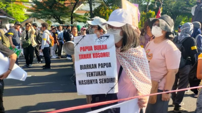 Aliansi Rakyat Surabaya Menggugat menggelar aksi unjuk rasa di depan Gedung Grahadi, Surabaya, Senin (22/6/2026) menuntut Prabowo-Gibran mundur. [suara.com/dimas angga]