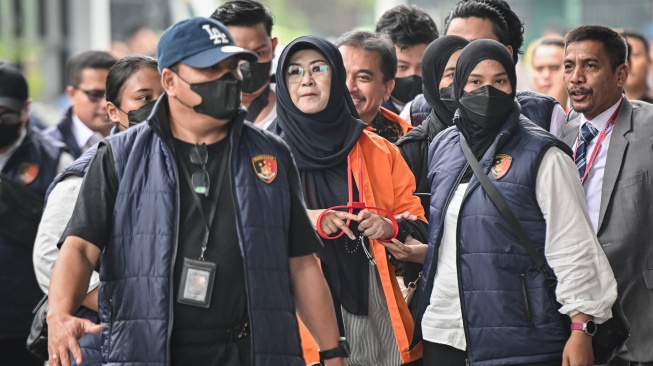 Petugas kepolisian menggiring Tifauzia Tyassuma (tengah) ke dalam gedung di Kejaksaan Negeri Jakarta Selatan, Jakarta, Senin (22/6/2026). [ANTARA FOTO/Sulthony Hasanuddin/foc]