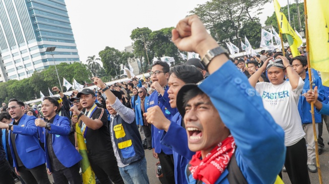 Sejumlah Mahasiswa melakukan aksi di depan gedung DPR RI, Jakarta, Senin (22/6/2026). [Suara.com/Alfian Winanto]
