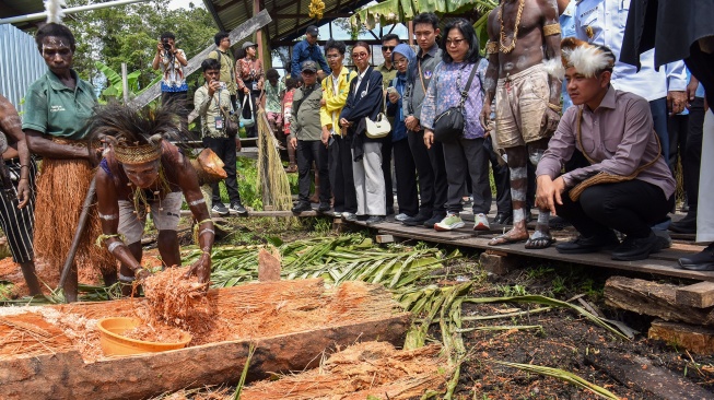 Wakil Presiden Gibran Rakabuming Raka (kanan) melihat proses pembuatan sagu saat meninjau Sekolah Lapang Sagu Keuskupan Agats di Kabupaten Asmat, Papua Selatan, Minggu (21/6/2026). [ANTARA FOTO/Indrianto Eko Suwarso/agr]