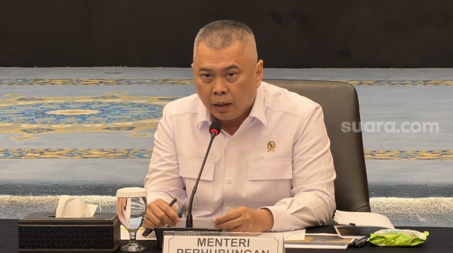 Menteri Perhubungan (Menhub) Dudy Purwagandhi saat konferensi pers di Kantor Kemenko Perekonomian, Jakarta, Senin (22/6/2026). [Suara.com/Dicky Prastya]