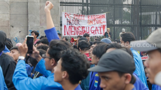 Sejumlah Mahasiswa melakukan aksi di depan gedung DPR RI, Jakarta, Senin (22/6/2026). [Suara.com/Alfian Winanto]
