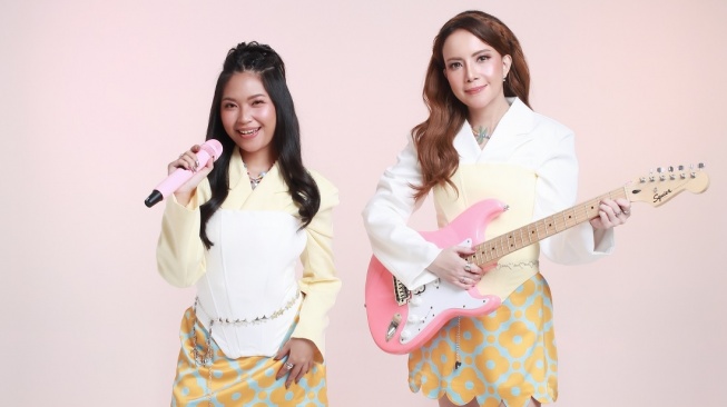Duo Antonia yang beranggotakan Dona Antonia dan Eriska Millen merilis mini album berjudul Suara Hati yang juga menggandeng musisi Bebi Romeo. [Instagram]