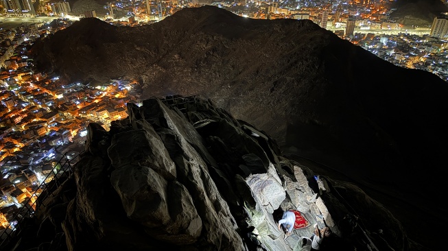 Umat Islam antre memasuki Gua Hira di Jabal Nur, Makkah, Arab Saudi, Kamis (18/6/2026). [ANTARA FOTO/Citro Atmoko/sgd/foc]
