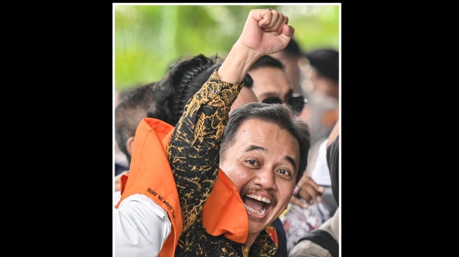Petugas kepolisian menggiring Roy Suryo ke dalam gedung di Kejaksaan Negeri Jakarta Selatan, Jakarta, Senin (22/6/2026). [ANTARA FOTO/Sulthony Hasanuddin/foc]