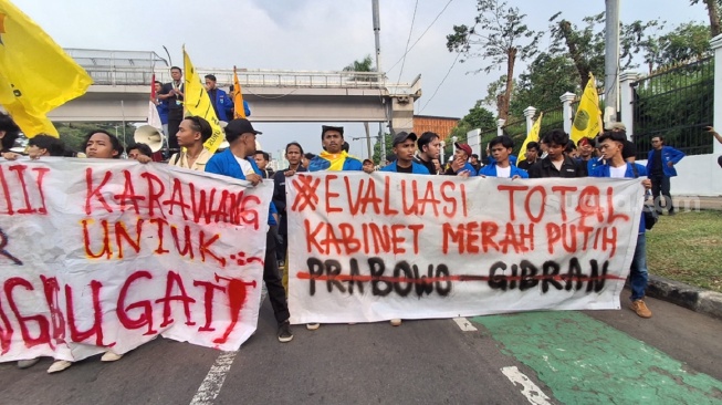 Mahasiswa Kembali Geruduk DPR, Tuntut Evaluasi Total Kabinet Merah Putih