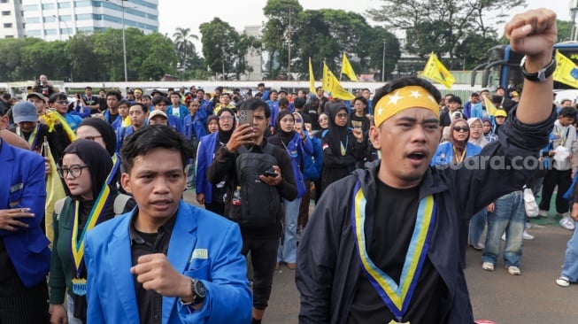 Sejumlah Mahasiswa melakukan aksi di depan gedung DPR RI, Jakarta, Senin (22/6/2026). [Suara.com/Alfian Winanto]
