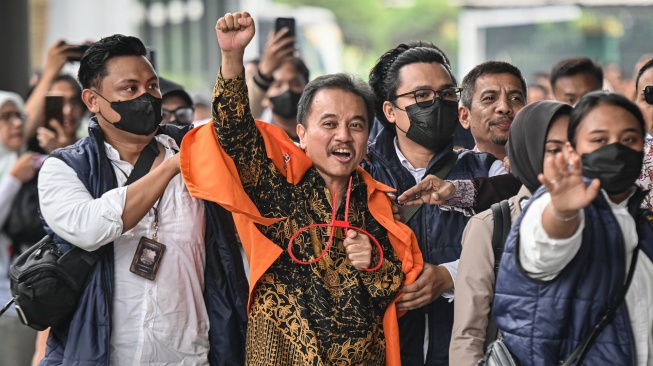 Petugas kepolisian menggiring Roy Suryo (tengah) ke dalam gedung di Kejaksaan Negeri Jakarta Selatan, Jakarta, Senin (22/6/2026). [ANTARA FOTO/Sulthony Hasanuddin/foc]