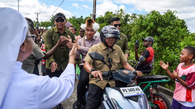 Wakil Presiden Gibran Rakabuming Raka (tengah) menyapa warga saat kunjungan kerja ke Kabupaten Asmat di Papua Selatan, Minggu (21/6/2026). [ANTARA FOTO/Indrianto Eko Suwarso/agr]