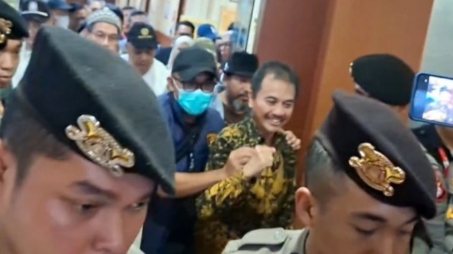 Sambil Berseru Allahuakbar, Roy Suryo Tinggalkan RS Polri Menuju Polda Metro Jaya