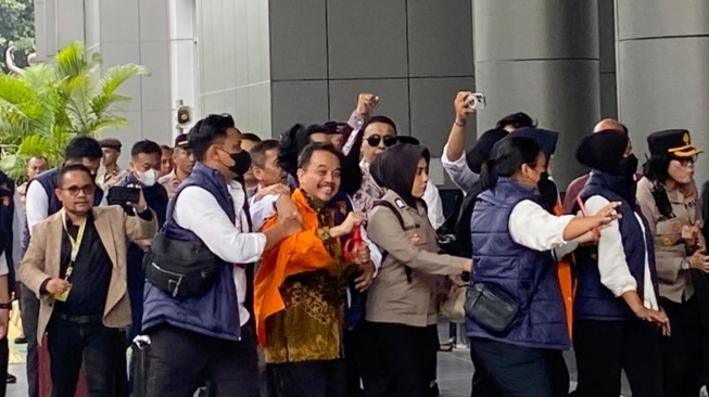 Pakai Baju Oranye dan Tangan Terikat, Roy Suryo dan Dokter Tifa Resmi Dilimpahkan ke Kejari Jaksel