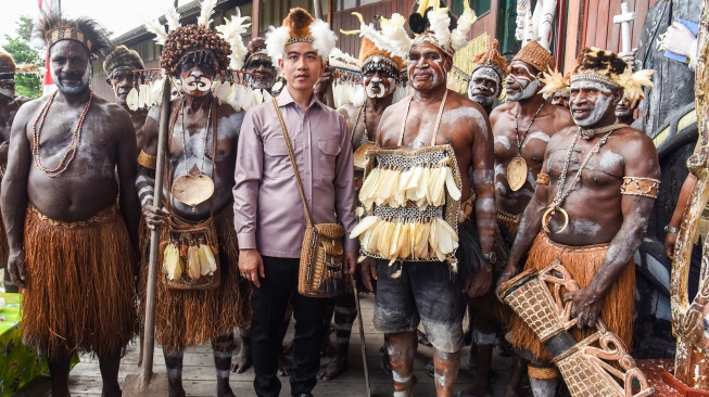 Wakil Presiden Gibran Rakabuming Raka (tengah) berfoto dengan warga suku Asmat saat meninjau Museum Kebudayaan dan Kemajuan Asmat di Kabupaten Asmat, Papua Selatan, Minggu (21/6/2026). [ANTARA FOTO/Indrianto Eko Suwarso/agr]