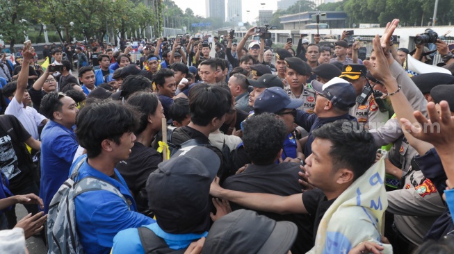 Sejumlah Mahasiswa bentrok dengan aparat kepolisian saat melakukan aksi di depan gedung DPR RI, Jakarta, Senin (22/6/2026). [Suara.com/Alfian Winanto]
