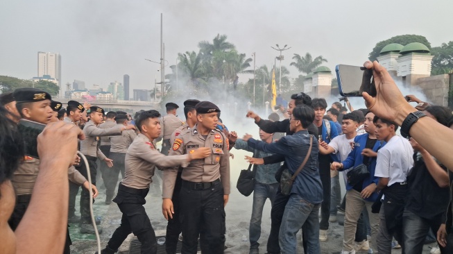 Saling Dorong di Depan DPR! Polisi Paksa Padamkan Simbol 'Kematian' Pemerintah Milik Mahasiswa