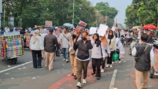 Ribuan warga dari berbagai penjuru Jakarta memadati kawasan Patung Kuda, Jakarta Pusat, pada Senin (22/6/2026) untuk menyuarakan dukungan terhadap program MBG. (Suara.com/Adiyoga)