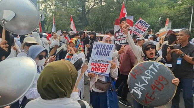 Anak Kritik Ada Ulat di Sayur! Emak-emak Ini Tetap Dukung MBG Demi Hemat Uang Jajan