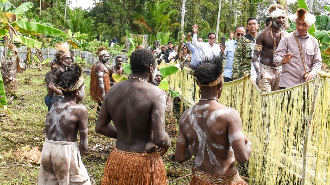 Wakil Presiden Gibran Rakabuming Raka (kanan) disambut tarian suku Asmat saat meninjau Sekolah Lapang Sagu Keuskupan Agats di Kabupaten Asmat, Papua Selatan, Minggu (21/6/2026). [ANTARA FOTO/Indrianto Eko Suwarso/agr]