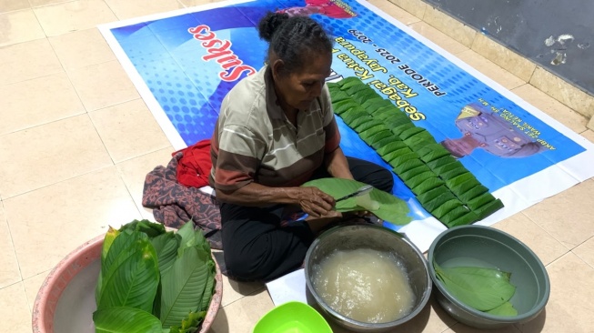 Finukhu: Tradisi Pangan, Alam, dan Pengetahuan yang Terbungkus Daun Fotefea dari Sentani