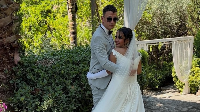 Lina Mukherjee menikah dengan lelaki asal Italia Luca Spiteli di negeri kelahiran sang suami pada Minggu (21/6/2026). Lina mengakui, menikah di Italia adalah impiannya. [Instagram]