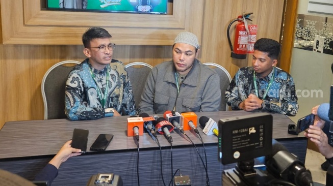 Ivan Gunawan dan Ruben Onsu menjelang bertolak ke Tanah Suci, Senin (22/6/2026). Meski umrah bareng, Ivan dan Ruben mengaku tidak tinggal di satu penginapan. [Tiara Rosana/Suara.com]