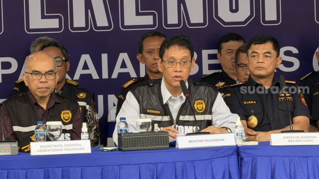 Purbaya Sita 43 Kontainer Pakaian Impor Bekas dari Bea Cukai, Nilainya Rp 53,9 M
