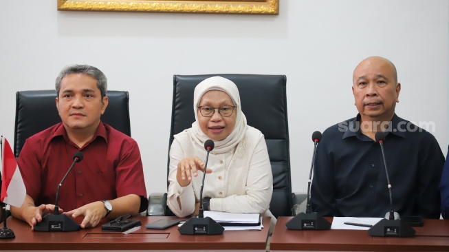 Rektor Universitas Bung Karno Sri Mumpuni (tengah) bersama Wakil Rektor 3 Daniel Panda (kanan) dan Wakil Rektor 4 Franky Roring (kiri) memberikan keterangan saat konferensi pers di Universitas Bung Karno, Jakarta, Selasa (23/6/2026). [Suara.com/Alfian Winanto]