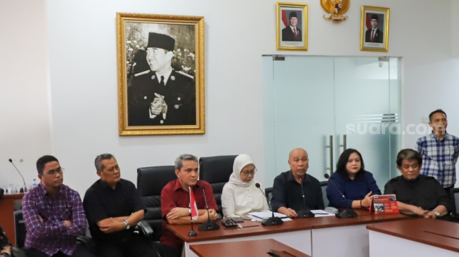 Rektor Universitas Bung Karno Sri Mumpuni (tengah) saat memberikan keterangan saat konferensi pers di Universitas Bung Karno, Jakarta, Selasa (23/6/2026). [Suara.com/Alfian Winanto]