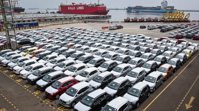 Sejumlah mobil yang akan diekspor terparkir di kawasan PT Indonesia Kendaraan Terminal, Tanjung Priok, Jakarta, Selasa (23/6/2026). [ANTARA FOTO/Sulthony Hasanuddin/bar]